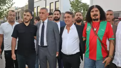 TFF Başkanı Hacıosmanoğlu, DEM Partili başkanlara formayla jest yaptı.