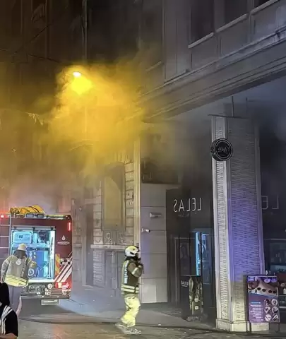 Beyoğlu'nda Korkunç Anlar! Bir Otelden Yangın Haberi Geldi.