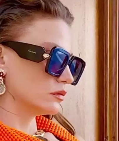 Ünlü oyuncu Serenay Sarıkaya'nın kırmızı elbisesi dikkatleri üzerine çekti