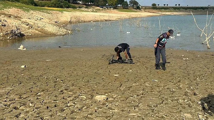 Bisikletleriyle gezen 2 çocuk, yağmur sonrası oluşan balçığa saplandılar!